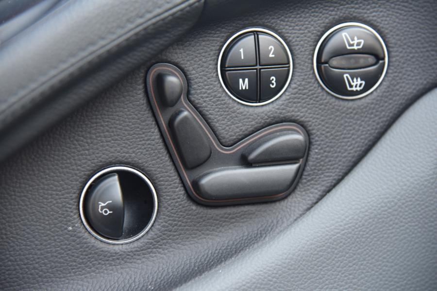 Детали интерьера Mercedes-Benz SL500 (R230) 2003 года  (фото 42 из 86)
